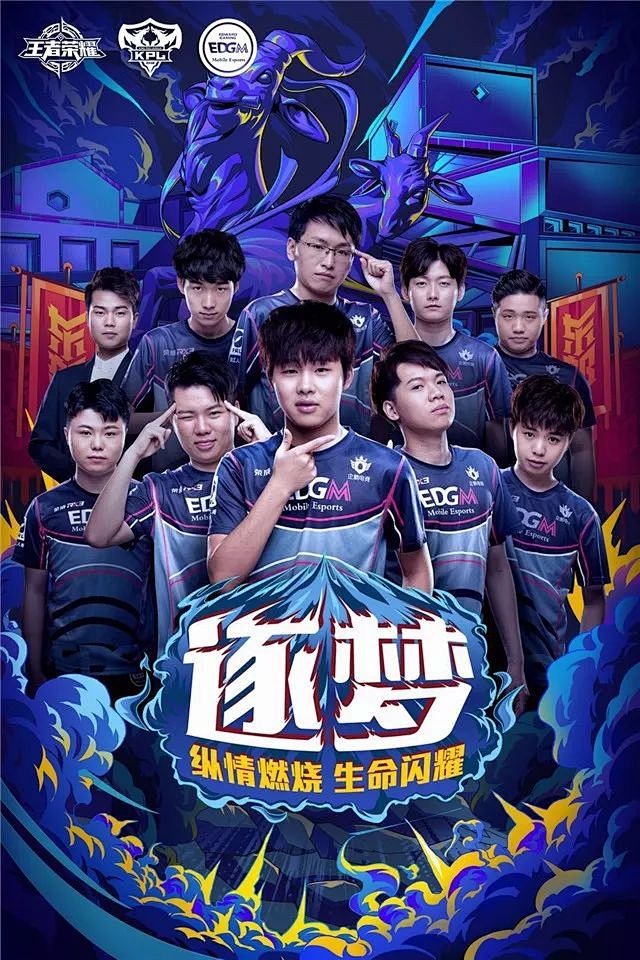 少年参与到
